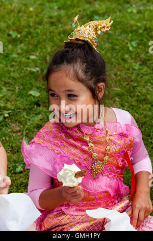 Un enfant thaïlandais de manger une glace à la Brighton Festival thaïlandais, Preston Park, Brighton, Sussex, UK Banque D'Images