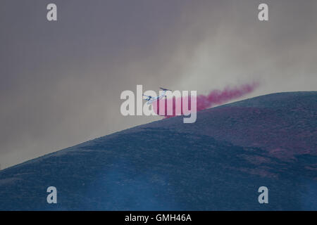 Plan de lutte contre l'incendie des gouttes sur le feu au mont Chauve de Clark dans l'Est de la Sierra Nevada Banque D'Images