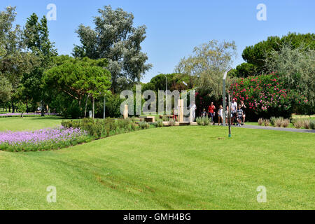 Parc avec piste cyclable, sentier pédestre et station d'entraînement au centre de Vilamoura, Faro, Portugal Banque D'Images