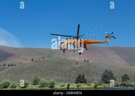 L'hélicoptère de lutte contre les incendies Erickson Helitanker utilise son snorkel flottant pour se réapprovisionner Son réservoir d'eau lutte contre le feu de forêt Clark California USA Banque D'Images