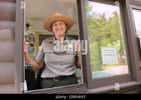 11 août 2016 - Glacier National Park, Montana, United States - États-Unis Park ranger Nancy Woodruff pose à l'entrée du parc. Banque D'Images