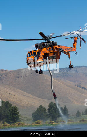 Hélicoptère de lutte contre les incendies Erickson Helitanker utilise son Hover Snorkel pour remplir son réservoir d'eau tout en luttant contre le feu de forêt Clark, Californie, États-Unis Banque D'Images