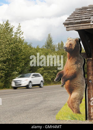 11 août 2016 - Glacier National Park, Montana, United States - une voiture passe un grizzly warning sign at Glacier National P Banque D'Images