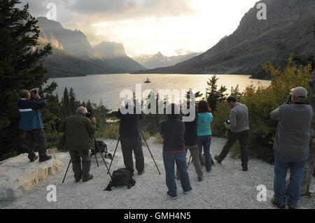 11 août 2016 - Glacier National Park, Montana, United States - Les gens de prendre des photos au coucher du soleil de St Mary Lake. Banque D'Images