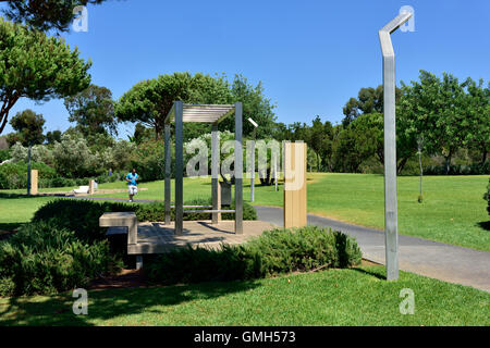 Parc avec piste cyclable, sentier pédestre et station d'entraînement au centre de Vilamoura, Faro, Portugal Banque D'Images