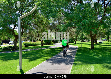 Parc avec piste cyclable, sentier pédestre et station d'entraînement au centre de Vilamoura, Faro, Portugal Banque D'Images