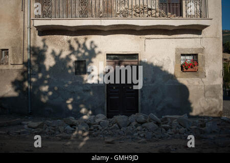 Sperlonga, Italie. Août 25, 2016. Séisme de magnitude 6,0 en Italie entre le Latium et la marche, qui a tué au moins 250 personnes. La recherche et de gravats dans le village de Cassino en province de Rieti à 145 km de Rome. Crédit : Ivan Romano/Pacific Press/Alamy Live News Banque D'Images