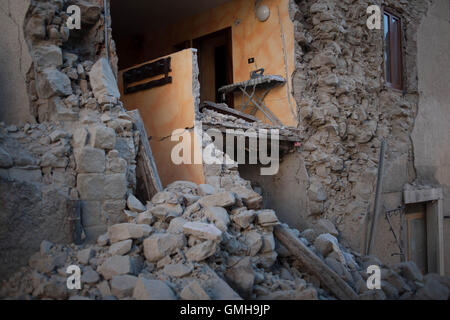 Sperlonga, Italie. Août 25, 2016. Séisme de magnitude 6,0 en Italie entre le Latium et la marche, qui a tué au moins 250 personnes. La recherche et de gravats dans le village de Cassino en province de Rieti à 145 km de Rome. Crédit : Ivan Romano/Pacific Press/Alamy Live News Banque D'Images