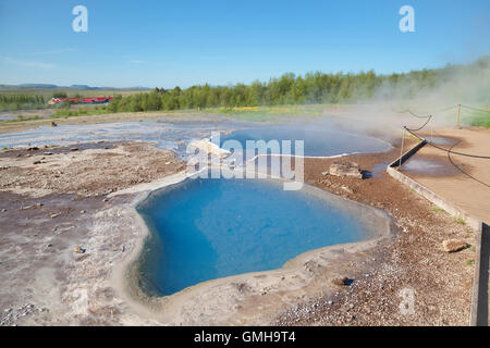 Source chaude minérale Blesi en zone géothermique geyser de Haukadalur, Islande Banque D'Images