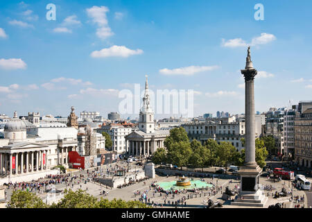 Vue aérienne horizontale sur Trafalgar Square, Londres, lors d'une journée ensoleillée. Banque D'Images