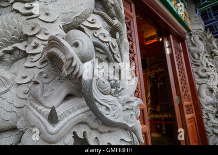 Close-up d'une colonne en pierre décorés à la monastère Po Lin sur l'île de Lantau à Hong Kong, Chine. Banque D'Images