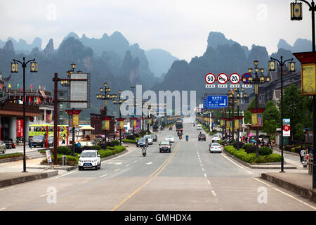 Vue sur la ville de Zhangjiajie avec des montagnes sur le fond, Hunan, République populaire de Chine Banque D'Images