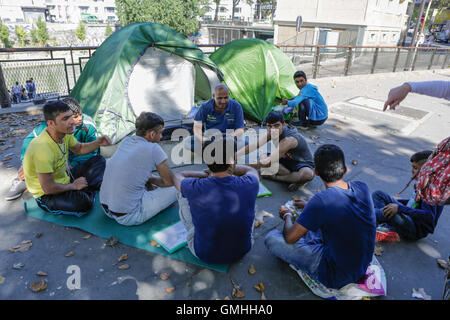 Paris, France. Août 25, 2016. Les réfugiés afghans s'asseoir sur le sol en essayant de passer leur temps à Paris, en attente de leur demande d'asile à traiter. Des centaines de réfugiés sont à la rue dans les rues autour du métro Stalingrad à Paris. Ils sont toujours dans le thread d'être déplacé par la police française, comme cela se produit sur une base régulière. Certains attendent que leur demande d'asile en cours d'approbation, d'autres sont en route vers le camp à Calais. © Michael Debets/Pacific Press/Alamy Live News Banque D'Images