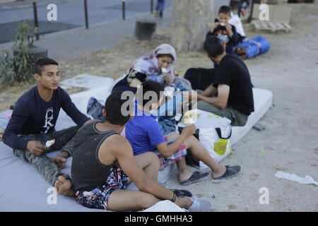 Paris, France. Août 25, 2016. Une famille de réfugiés afghans s'asseoir sur le sol à Paris sur les deux qu'ils possèdent des matelas et sur lequel ils dorment pendant la nuit. Des centaines de réfugiés sont à la rue dans les rues autour du métro Stalingrad à Paris. Ils sont toujours dans le thread d'être déplacé par la police française, comme cela se produit sur une base régulière. Certains attendent que leur demande d'asile en cours d'approbation, d'autres sont en route vers le camp à Calais. © Michael Debets/Pacific Press/Alamy Live News Banque D'Images