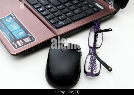 Espace de travail avec des souris d'ordinateur et les verres sur le tableau blanc Banque D'Images