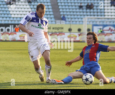 Kiev, UKRAINE - 23 Avril 2011 : Oleg Goussev de Dynamo Kiev (L) se bat pour la balle avec Andriy Khomyn d'Arsenal au cours de leur match de championnat de l'Ukraine le 23 avril 2011 à Kiev, Ukraine Banque D'Images