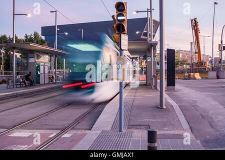 Barcelone, Espagne - 27 juillet 2016 : le tramway de Barcelone en mouvement. Le tramway passe par l'avenue Diagonal Banque D'Images