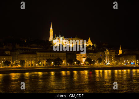 Le Château de Buda, la nuit, vu du pont Elisabeth/Erzsébet híd avec la lumière se reflétant dans le Danube Banque D'Images