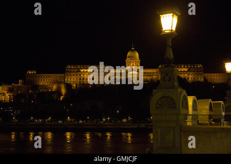 Château de Buda vu depuis le Pont des chaînes Széchenyi, Budapest, la nuit Banque D'Images