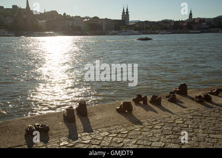 Fer à repasser service de Memorial sur la rive du Danube, Budapest. Banque D'Images