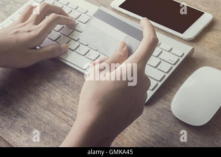 Femme à l'aide d'ordinateur pour les achats en ligne et payer par carte de crédit, peut être utilisé pour l'e-commerce, entreprise, et technologie concept Banque D'Images