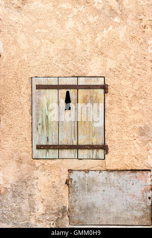 Patiné rustique sur de vieux bâtiments français volets Banque D'Images