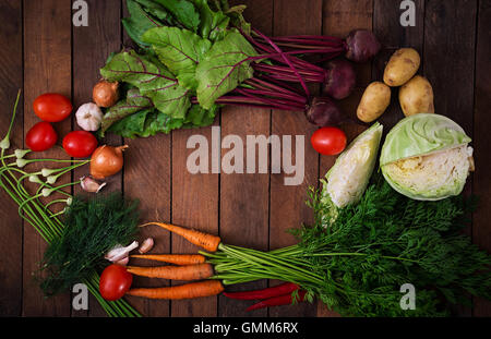 Les principaux ingrédients pour la cuisson des légumes - borsch (betteraves, choux, carottes, pommes, tomates). Vue d'en haut. Banque D'Images