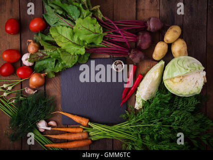 Les principaux ingrédients pour la cuisson des légumes - borsch (betteraves, choux, carottes, pommes, tomates). Vue d'en haut. Banque D'Images