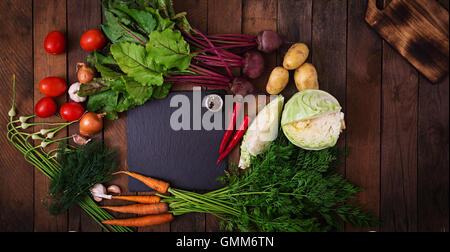 Les principaux ingrédients pour la cuisson des légumes - borsch (betteraves, choux, carottes, pommes, tomates). Vue d'en haut. Banque D'Images