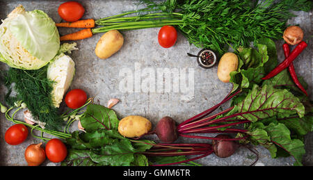 Les principaux ingrédients pour la cuisson des légumes - borsch (betteraves, choux, carottes, pommes, tomates). Vue d'en haut Banque D'Images