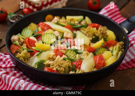 Menu diététique. Des légumes vapeur avec filet de poulet dans le moule sur le fond de bois. Banque D'Images