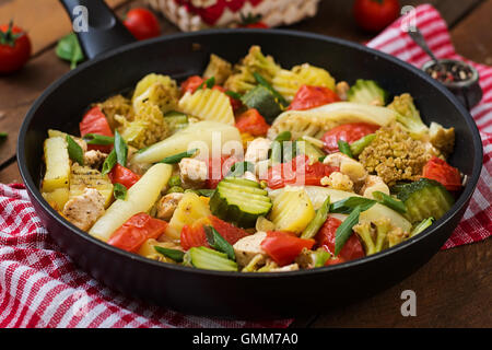 Menu diététique. Des légumes vapeur avec filet de poulet dans le moule sur le fond de bois. Banque D'Images