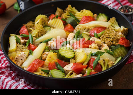 Menu diététique. Des légumes vapeur avec filet de poulet dans le moule sur le fond de bois. Banque D'Images