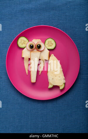 Sandwich amusant sur l'éléphant et la plaque de fond en tissu Banque D'Images