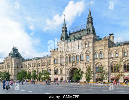 Moscou, Russie - Juillet 07, 2016 : Façade de la gencive buildiing. Vue depuis la Place Rouge, sur lequel les gens à pied Banque D'Images