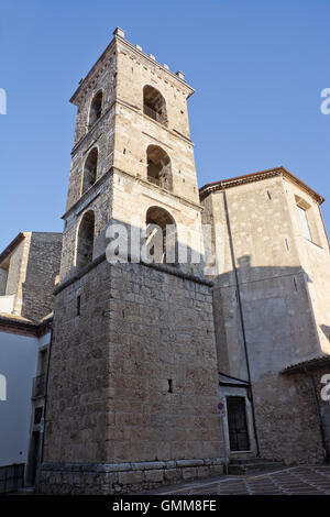 Beffroi de l'église de Saint Maria majeure en Raiano Banque D'Images