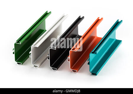 Des exemples de profils d'aluminium colorés sur fond blanc Banque D'Images