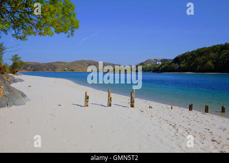 Plage de sable blanc dans le Royaume-Uni à Morar Ecosse avec mer bleue claire d'Arisaig côte à Morar au sud de Mallaig Banque D'Images