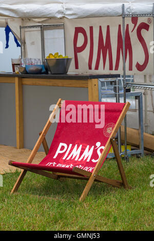 Pimm's stall et transat sur grand vapeur Dorset Fair, Tarrant Hinton, Dorset en Août Banque D'Images