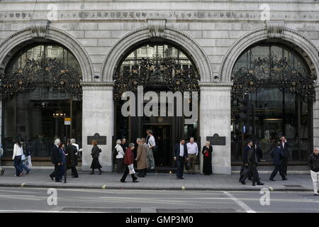 La Wolseley sur Piccadilly, un lieu de prédilection des fonds de couverture établi Mayfair et les gestionnaires de private equity. Banque D'Images