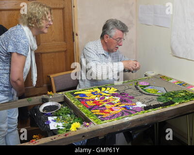 Une vinaigrette bien avec le thème de la 'Carnaval' dans Crosspool, Sheffield. Produit dans le cadre du Festival Crosspool. Banque D'Images