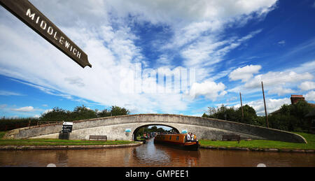 Un bateau passe le long du canal de Shropshire Union le à Nantwich, Cheshire comme le beau temps continue. Banque D'Images