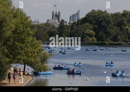 Les personnes utilisant des pédalos et des bateaux à rames sur la Serpentine dans Hyde Park, Londres, au cours d'une journée ensoleillée et chaude. Banque D'Images