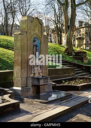 St Anne's Well, Buxton, se dresse dans les pentes, les jardins de style palladien énoncés c 1818 : la source d'eau minérale chaude d'un sanctuaire celtique & spa. Banque D'Images