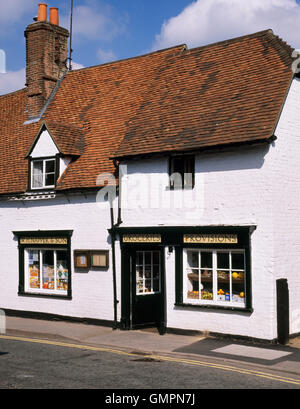 W. H. Napper & Son, de l'Épicerie & Dispositions shop dans un bâtiment classé de niveau II sur la rue principale à Goring sur la longue distance Ridgeway path. Banque D'Images