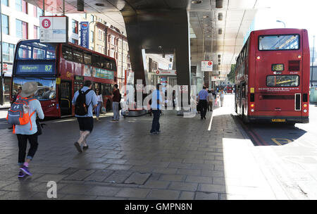 Vue générale de la gare routière de Vauxhall qui dessert la région de Vauxhall dans le quartier londonien de Lambeth. La station est administré et mis à jour par Transport for London et est le deuxième à Londres. Banque D'Images