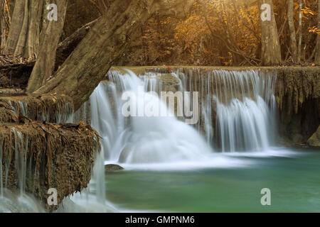 Cascade de Huay mae khamin en Thaïlande le saison d'automne Banque D'Images