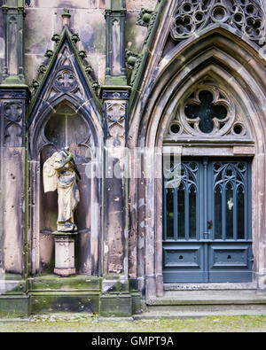 Belle altérés et réparé old stone tombe & angel dans le cimetière Saint Hedwig, Alter Domfriedhof St. Hedwig, Berlin. Banque D'Images