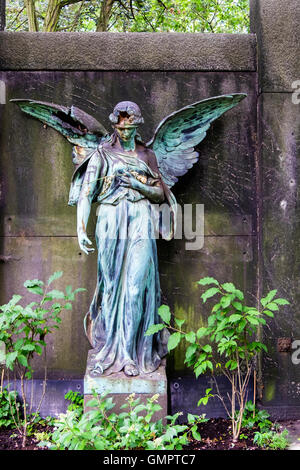 Sculpture statue Ange sur vieille tombe au cimetière Saint Hedwig, Alter Domfriedhof St. Hedwig, Berlin. Banque D'Images