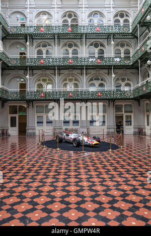 Intérieur de l'Hop Exchange avec une réplique de la course Indianapolis 500 1966 Gagner voiture conduite par Graham Hill en exposition Banque D'Images